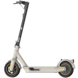 Ninebot KickScooter MAX G30LE II conçu par Segway - 40 km d'autonomie. Segway - Ninebot - 6 - Châssis plus robuste, plus large. 